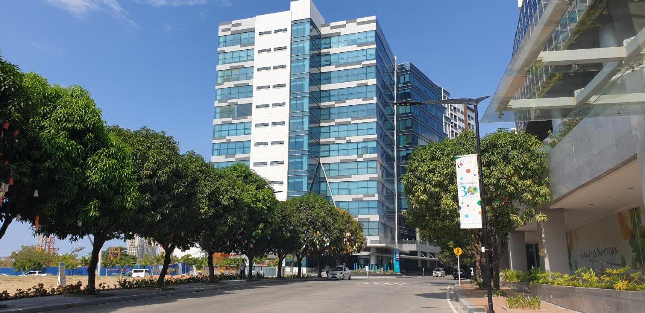 Mactan Newtown Condo With Garden And Ocean View 8Newtown Blvd マクタン エクステリア 写真