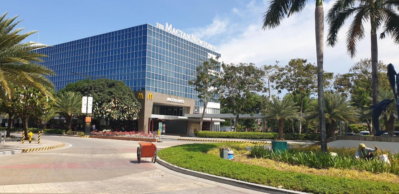 Mactan Newtown Condo With Garden And Ocean View 8Newtown Blvd マクタン エクステリア 写真